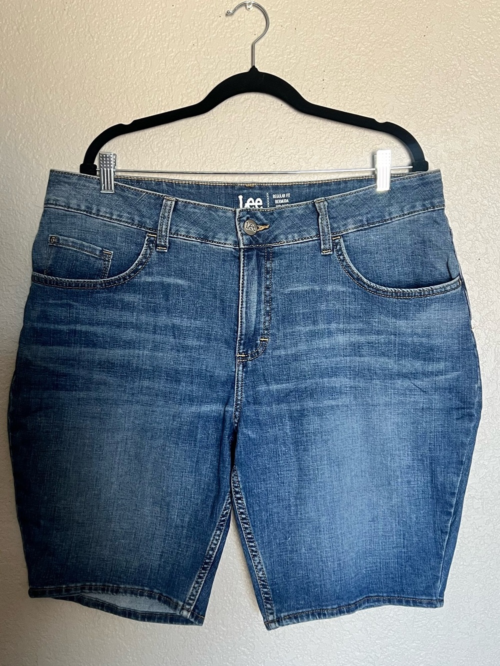 Lee Regular Fit Bermuda Shorts 18W Medium Wash Mid Rise Denim Shorts Plus Size